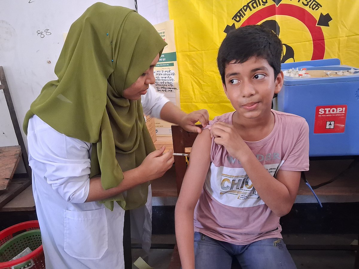 টাইফয়েড টিকা নিচ্ছে এক শিশু। গৌরীপুর, দাউদকান্দি, কুমিল্লা, ২৩ অক্টোবর