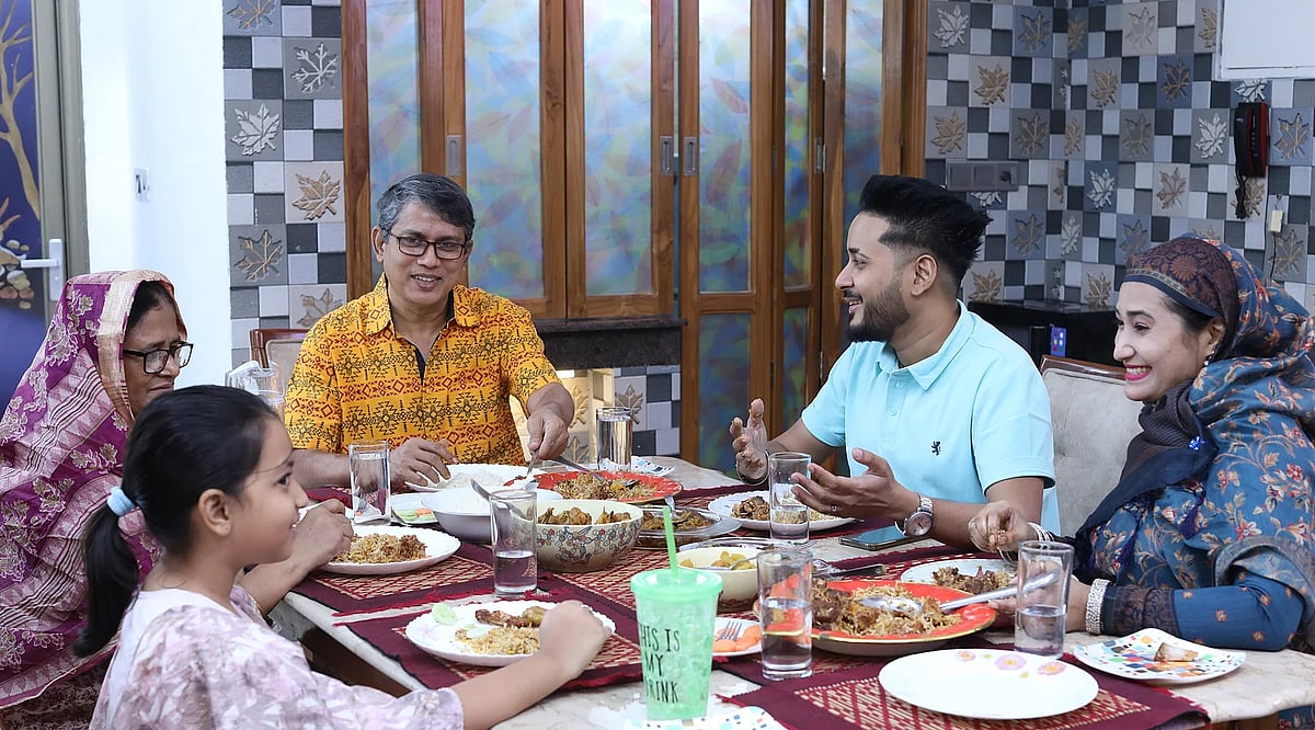 যেসব শিশু পরিবারের সঙ্গে বসে নিয়মিত খাবার খায়, তারা অন্যদের চেয়ে পড়াশোনায় ভালো করে