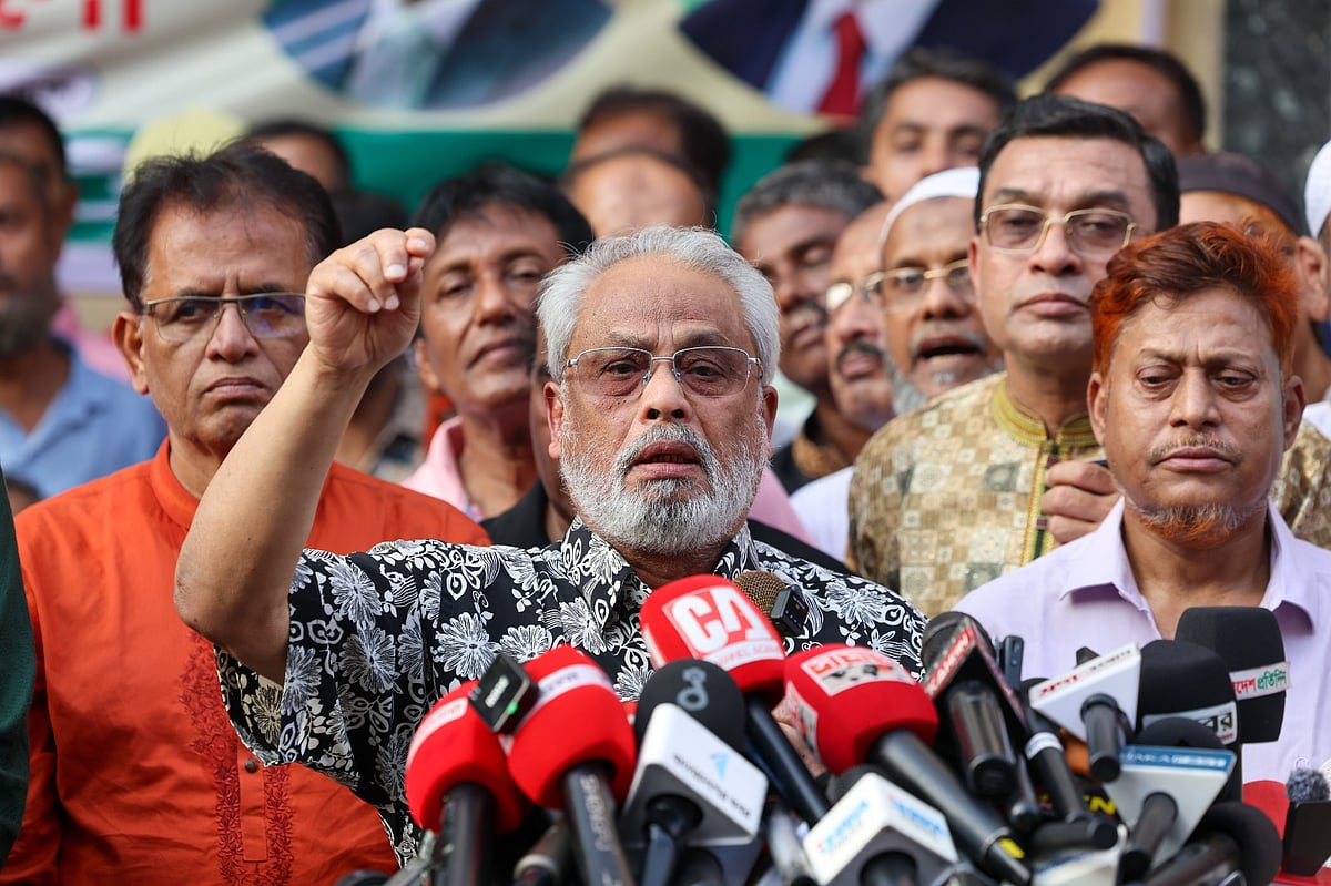 আলোচনা সভায় বক্তব্য দেন জাতীয় পার্টির চেয়ারম্যান জি এম কাদের। জাতীয় পার্টির কাকরাইল কেন্দ্রীয় কার্যালয়ের সামনে, ২৩ অক্টোবর ২০২৫