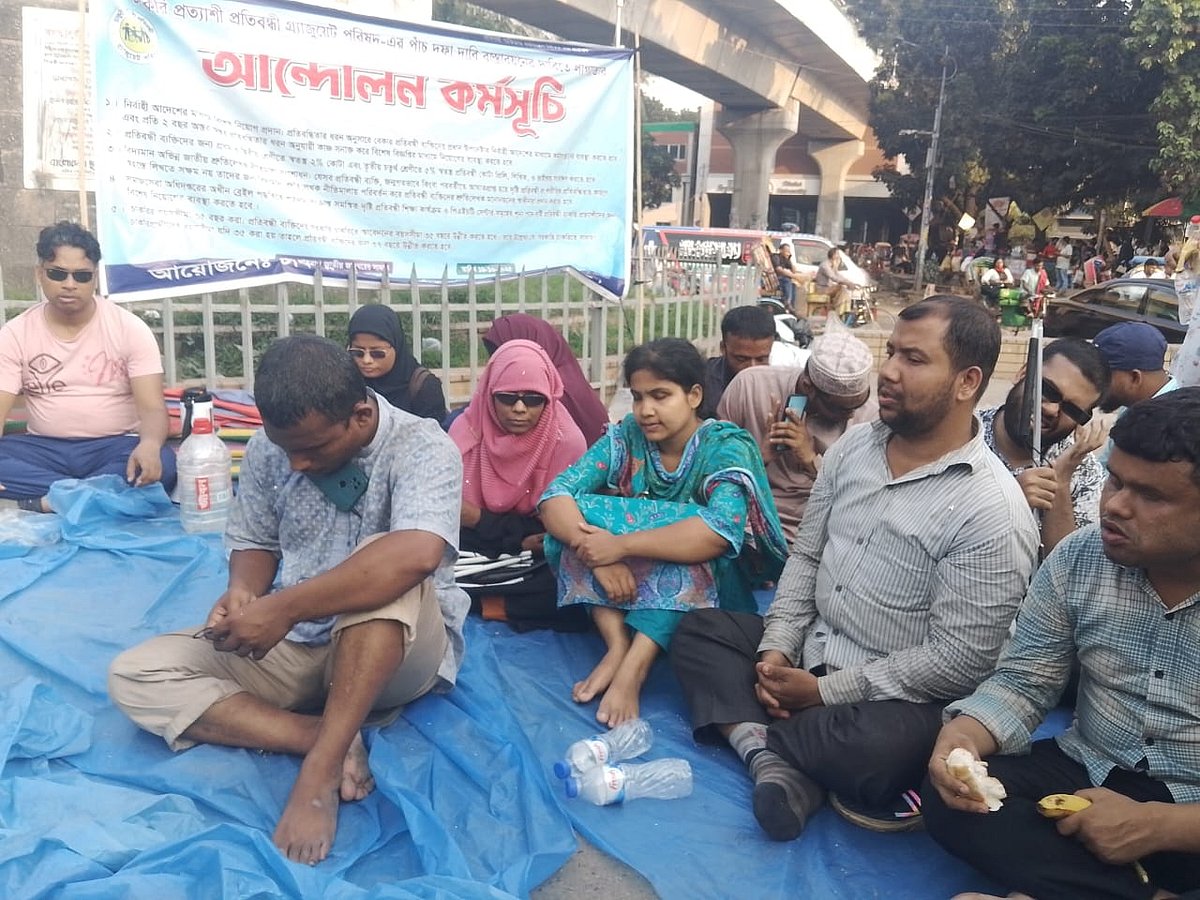 রাজু ভাস্কর্যের সামনে পাঁচ দিন ধরে অবস্থান কর্মসূচি পালন করছেন চাকরিপ্রত্যাশী প্রতিবন্ধী গ্র্যাজুয়েটরা।