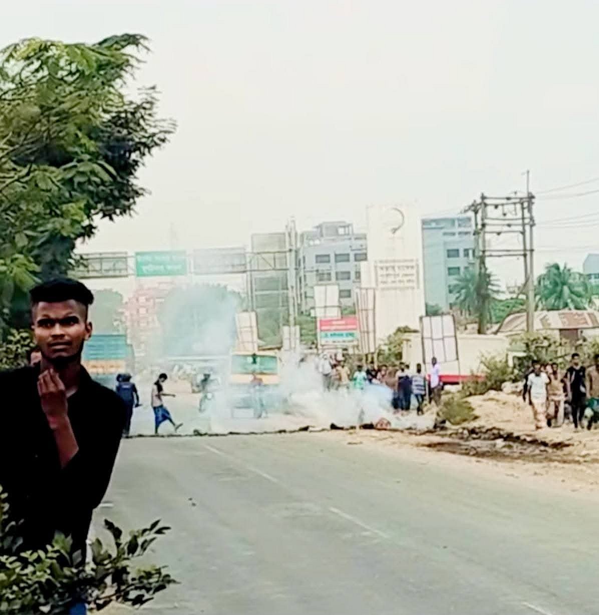 বকেয়া বেতনের দাবিতে ঢাকা-ময়মনসিংহ মহাসড়ক অবরোধ করে আন্দোলনরত শ্রমিকদের কাঁদানে গ্যাসের শেল ও রাবার বুলেট নিক্ষেপ করে ছত্রভঙ্গ করে দেওয়া হয়। আজ বেলা পৌনে একটার দিকে শ্রীপুর উপজেলার জৈনাবাজার এলাকায়