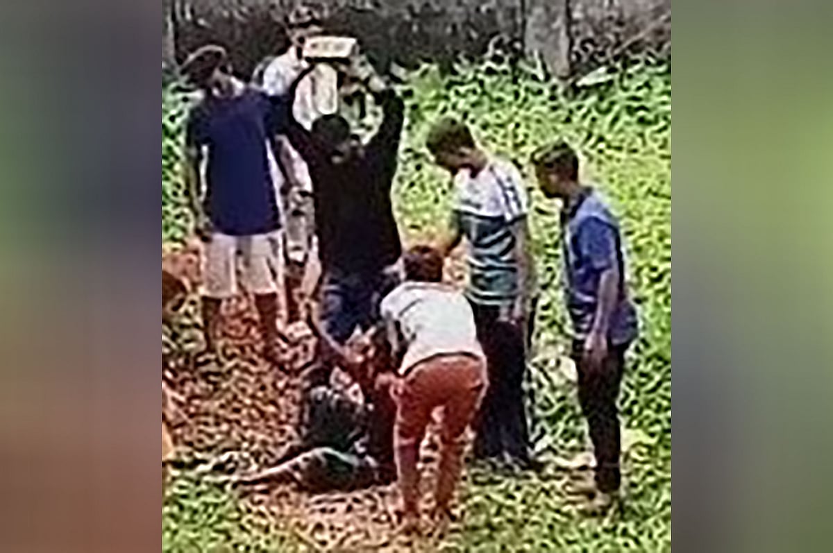 ইট দিয়ে আঘাত করা হচ্ছে নিরাপত্তাপ্রহরীকে