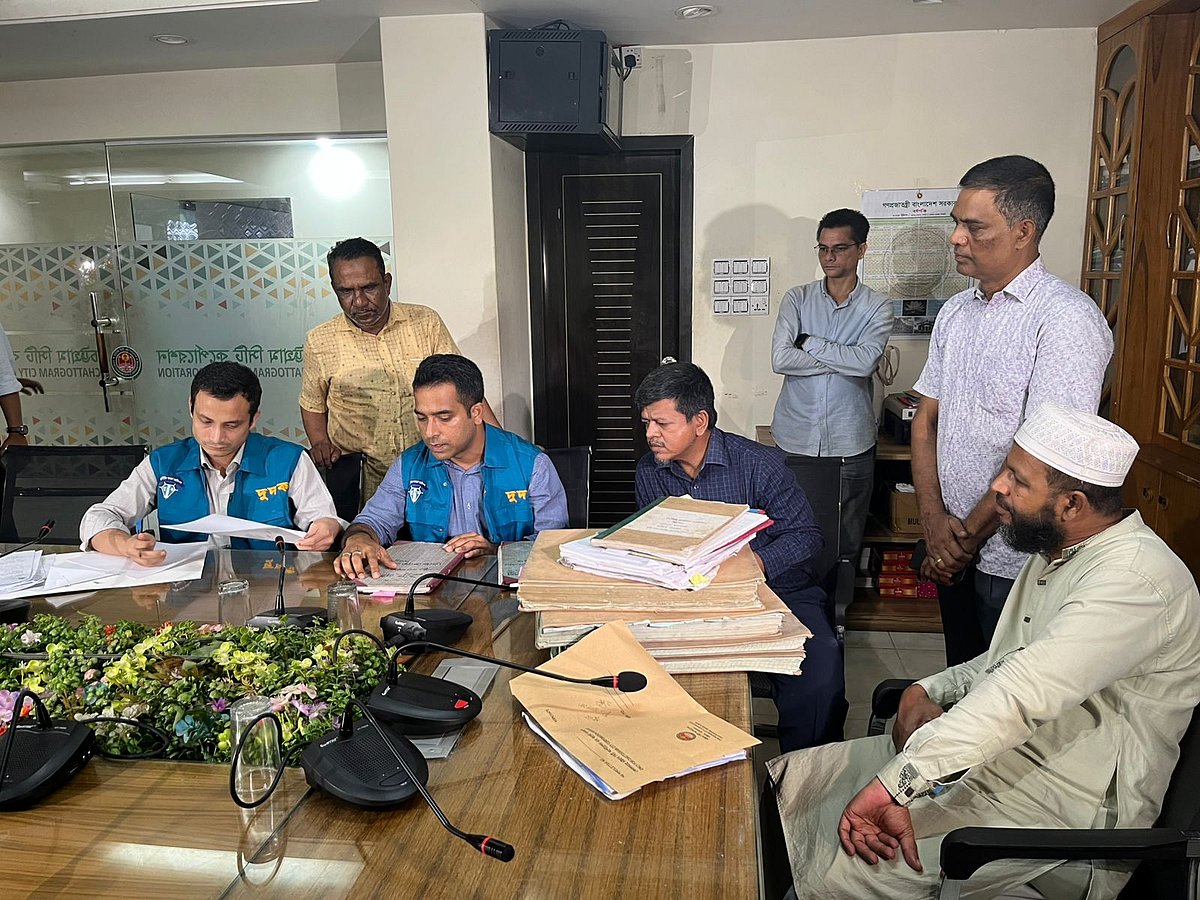 চট্টগ্রাম সিটি করপোরেশনের রাজস্ব বিভাগের গৃহকর নিয়ে অনিয়মের অভিযোগে অভিযান পরিচালনা করে দুদক। আজ দুপুরে টাইগারপাসে অবস্থিত  করপোরেশনের সম্মেলন কক্ষে