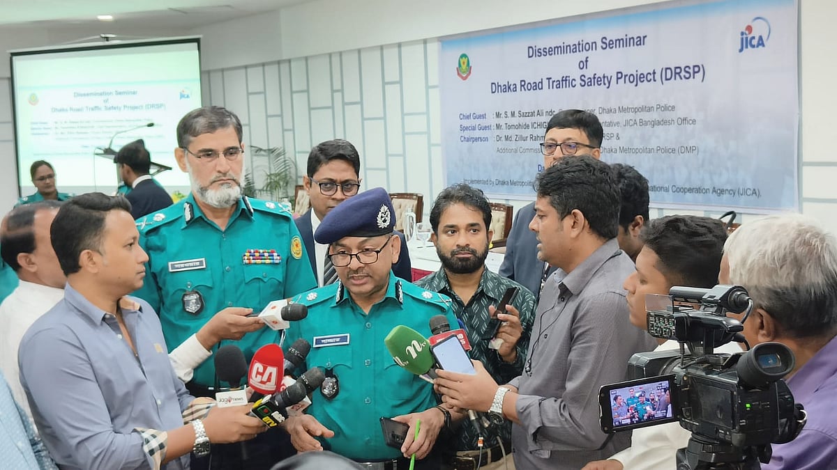 রাজধানীর হোটেল সোনারগাঁওয়ে ডিএমপি-জাইকার আয়োজনে সড়ক নিরাপত্তাবিষয়ক সেমিনার অনুষ্ঠানের বিরতিতে সাংবাদিকদের সঙ্গে কথা বলেন ডিএমপি কমিশনার শেখ মো. সাজ্জাত আলী। আজ বৃহস্পতিবার দুপুরে