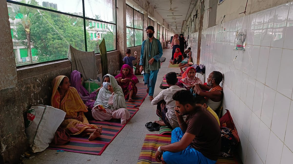 ময়মনসিংহ মেডিকেল কলেজ হাসপাতালের ২৪ শয্যা বিশিষ্ট ডেঙ্গু ওয়ার্ডে আজ বৃহস্পতিবার ভর্তি আছেন ৭৯ জন রোগী। অনেকেই শয্যা না পেয়ে বারান্দায় বিছানা পেতে চিকিৎসা নিচ্ছেন। আজ বেলা ১১টার দিকে তোলা। ছবি: প্রথম আলো