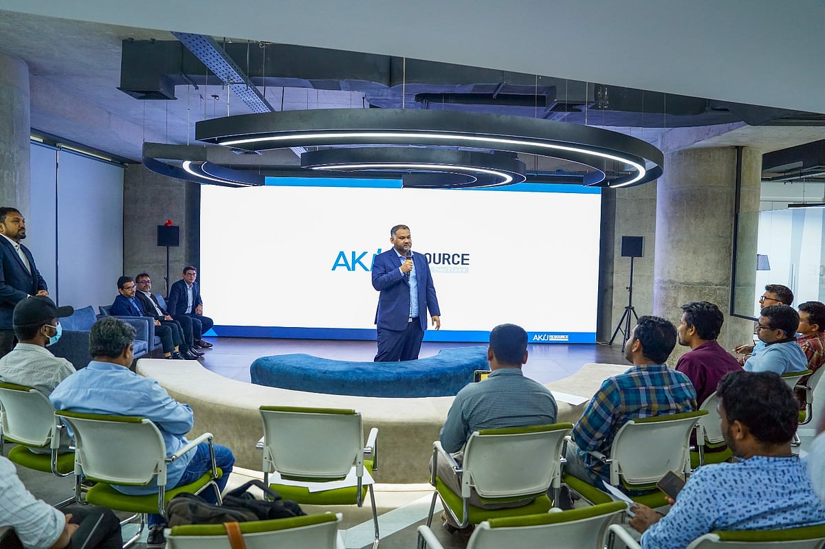 আজ রাজধানীর গুলশানের লিংক রোডের আকিজ হাউসে সাংবাদিকদের সঙ্গে মতবিনিময় সভায় বক্তব্য দেন আকিজ রিসোর্সের ব্যবস্থাপনা পরিচালক শেখ জসিম উদ্দিন