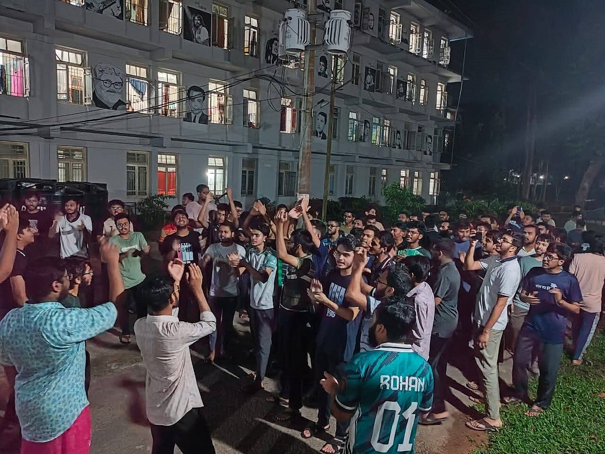 চুয়েটর স্বাধীনতা চত্বরে শিক্ষার্থীদের বিক্ষোভ। গতকাল দিবাগত রাত একটায় তোলা