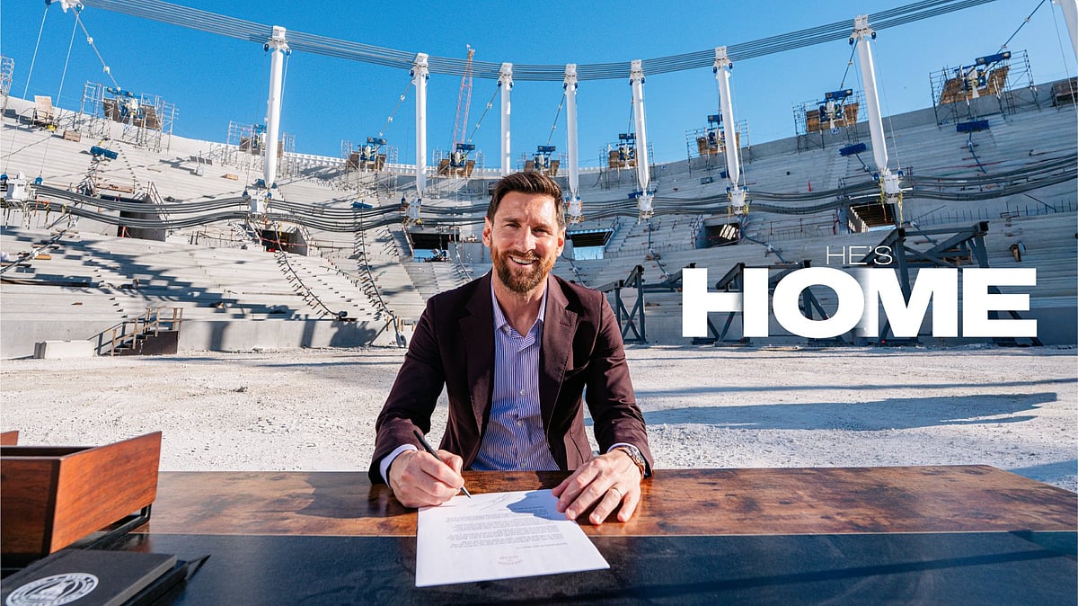 নির্মানাধীন নতুন স্টেডিয়ামে বসে নতুন চুক্তিতে সই করেছেন লিওনেল মেসি