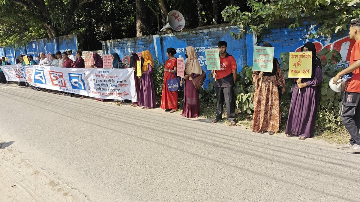 সাতক্ষীরায় খাল রক্ষায় ১৮ সংগঠনের মানববন্ধন করেছে। আজ বৃহস্পতিবার