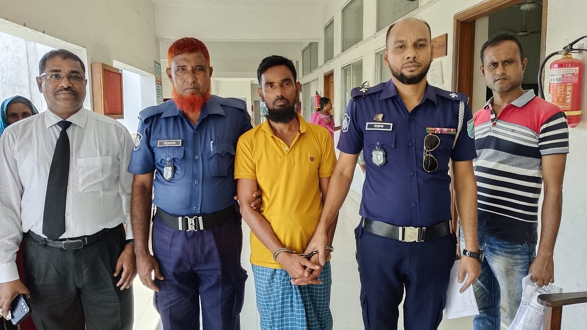 রায় ঘোষণার সময় আসামি ইসমাইল শেখ আদালতে উপস্থিত ছিলেন। পরে তাঁকে পুলিশের পাহারায় কারাগারে পাঠিয়ে দেওয়া হয়। আজ দুপুরে ফরিদপুরের আদালত চত্বরে