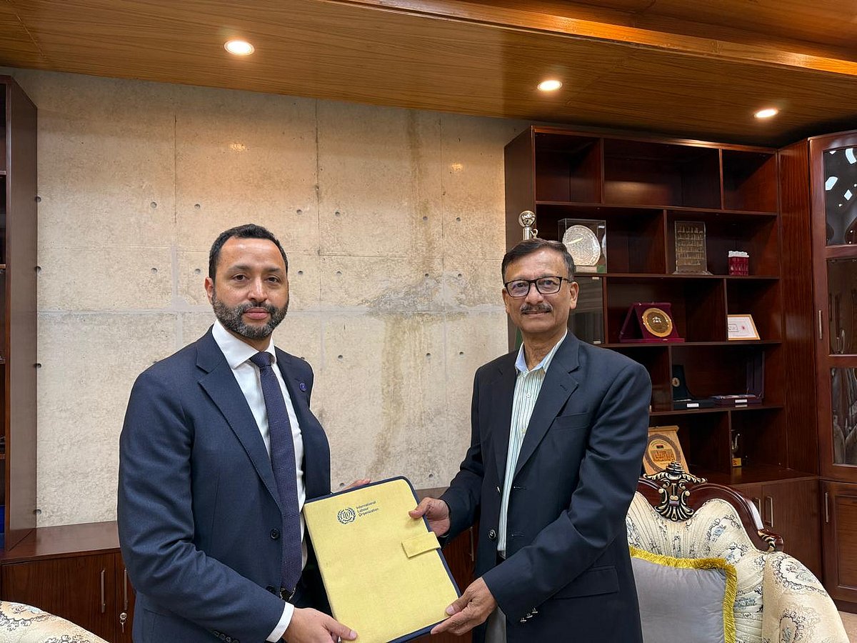 বাংলাদেশে আইএলওর নতুন কান্ট্রি ডিরেক্টর ম্যাক্স টুনন গতকাল পররাষ্ট্র উপদেষ্টা মো. তৌহিদ হোসেনের কাছে পরিচয়পত্র পেশ করেন। ছবি: আইএলওর সৌজন্যে