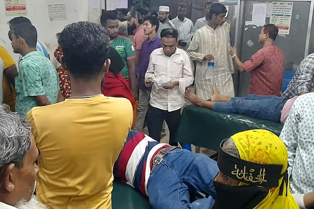 যুবদল ও ছাত্রশিবিরের মধ্যে সংঘর্ষের ঘটনায় আহতদের নোয়াখালী জেনারেল হাসপাতালে আনা হয়। এ সময় জরুরি বিভাগে ভিড় করেন স্বজনেরা