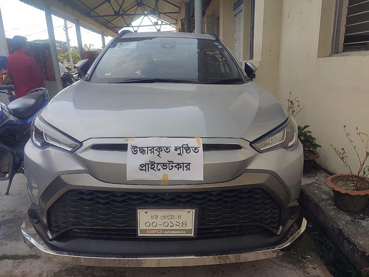 ডাকাতদের কাছ থেকে উদ্ধার করা গাড়ি।