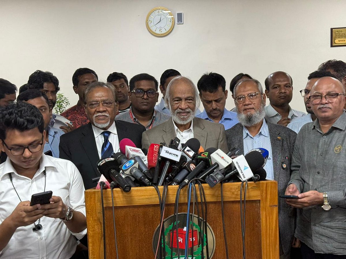 রাজধানীর আগারগাঁওয়ে নির্বাচন কমিশন কার্যালয়ে সাংবাদিকদের ব্রিফিংয়ে কথা বলছেন বিএনপির স্থায়ী কমিটির সদস্য আবদুল মঈন খান