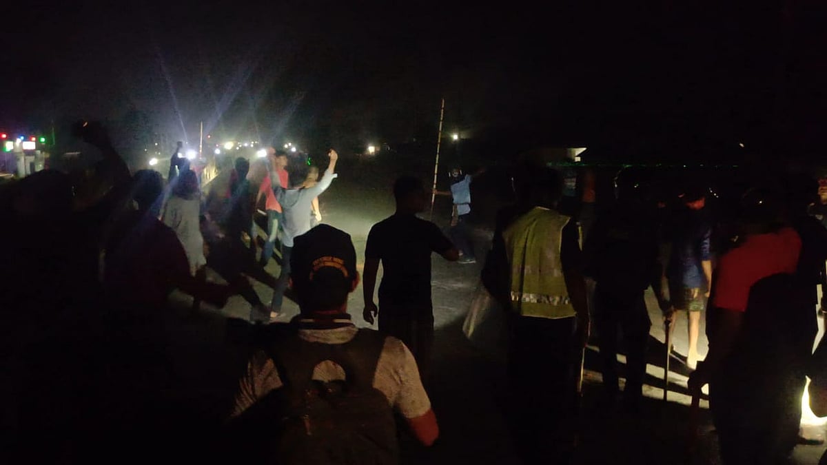 ব্রাহ্মণবাড়িয়ায় থাপ্পড় দেওয়ার ঘটনাযকে কেন্দ্র করে দুই গোষ্ঠীর লোকজন টর্চলাইট জ্বালিয়ে গতকাল বুধবার রাতে মহাসড়কে সংঘর্ষে জড়িয়ে পড়েন‌