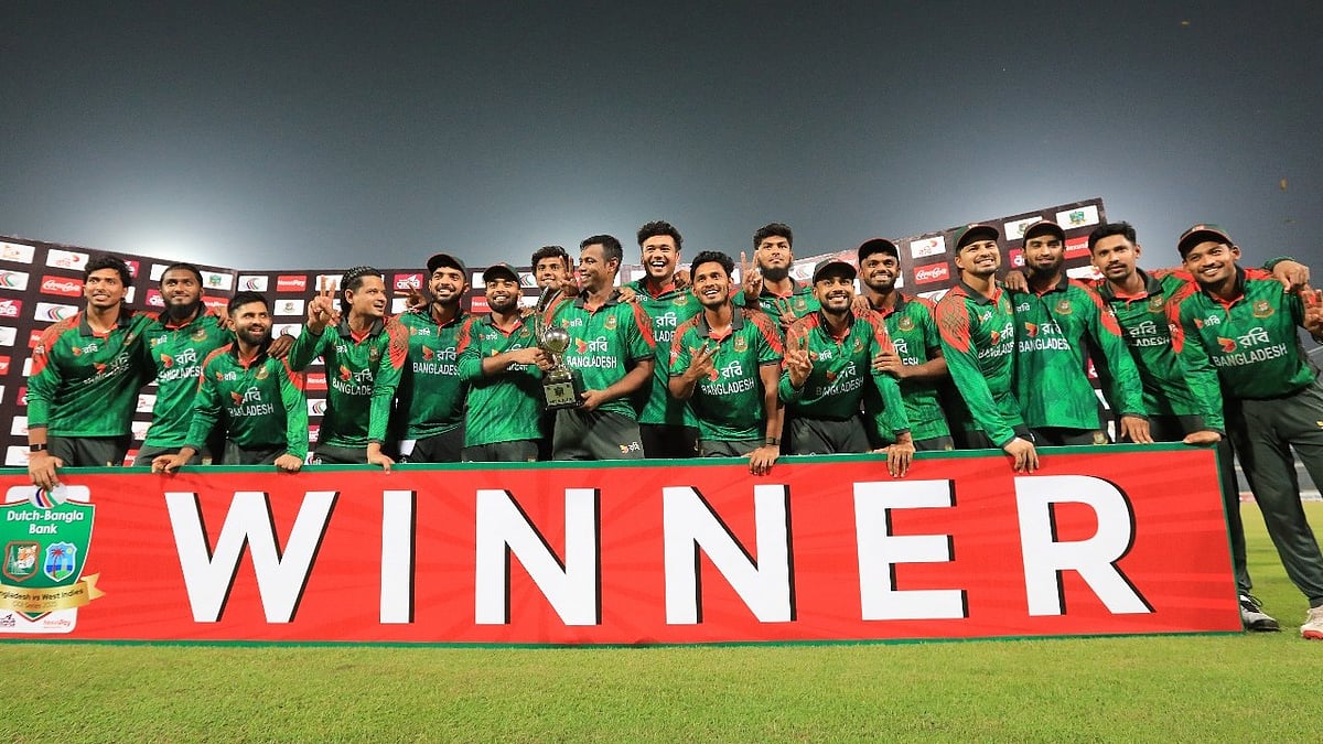 ওয়েস্ট ইন্ডিজের বিপক্ষে ওয়ানডে সিরিজ জয়ের পর ট্রফি নিয়ে বাংলাদেশ দলের উচ্ছ্বাস। আজ মিরপুর শেরেবাংলা স্টেডিয়ামে