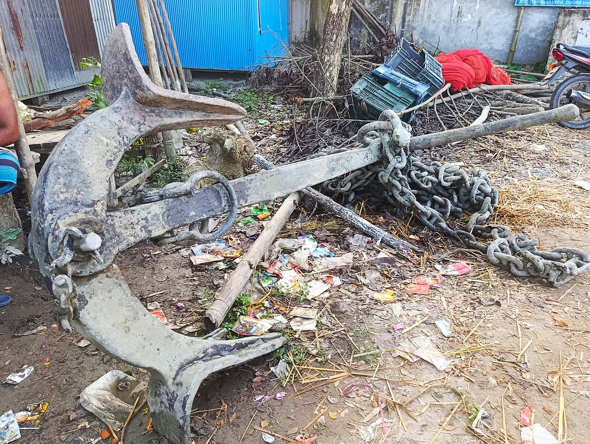আড়িয়াল খাঁ নদের তলদেশ থেকে বিশালাকৃতির এই নোঙর উদ্ধার করা হয়েছে। গতকাল বুধবার বিকেলে বরিশাল সদর উপজেলার শায়েস্তাবাদ এলাকায়