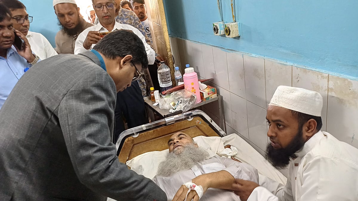 পঞ্চগড়ে উদ্ধার হওয়া মো. মুহিবুল্লাহ মিয়াজীকে হাসপাতালে দেখতে যান জেলা প্রশাসক মো. সাবেত আলী। বৃহস্পতিবার দুপুরে পঞ্চগড় আধুনিক সদর হাসপাতালে