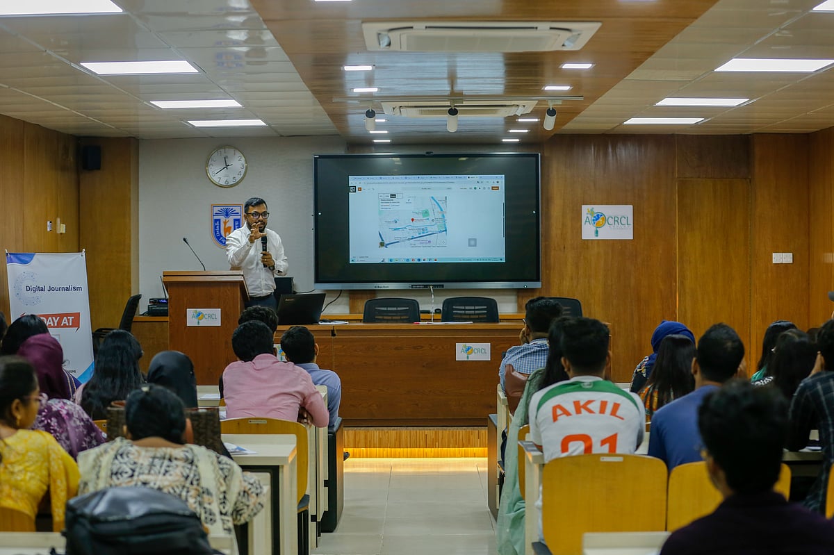 গুগলের উদ্যোগে ও প্রথম আলোর ব্যবস্থাপনায় খুলনা বিশ্ববিদ্যালয়ে ‘ইনফরমেশন ক্রেডিবিলিটি অ্যান্ড এআই লিটারেসি ট্রেনিং’ অনুষ্ঠিত হয়েছে। খুলনা বিশ্ববিদ্যালয়, ২৩ অক্টোবর