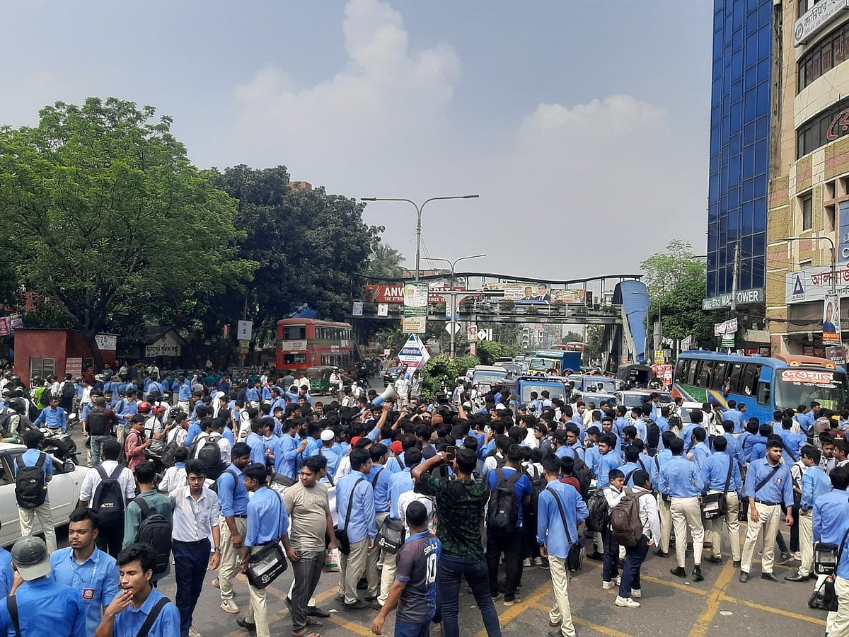 তেজগাঁও কলেজ ও তেজগাঁও বিজ্ঞান কলেজের শিক্ষার্থীরা হলি ক্রস কলেজ রোডটি অবরোধ করে রেখেছেন। আজ বৃহস্পতিবার দুপুরে