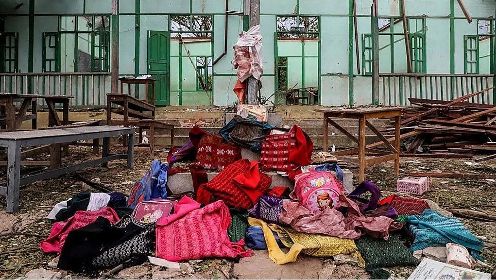 মিয়ানমারের সাগাইং অঞ্চলে একটি স্কুল ভবনে বোমা হামলার পর শিক্ষার্থীদের ব্যাগ পড়ে আছে। মে মাস