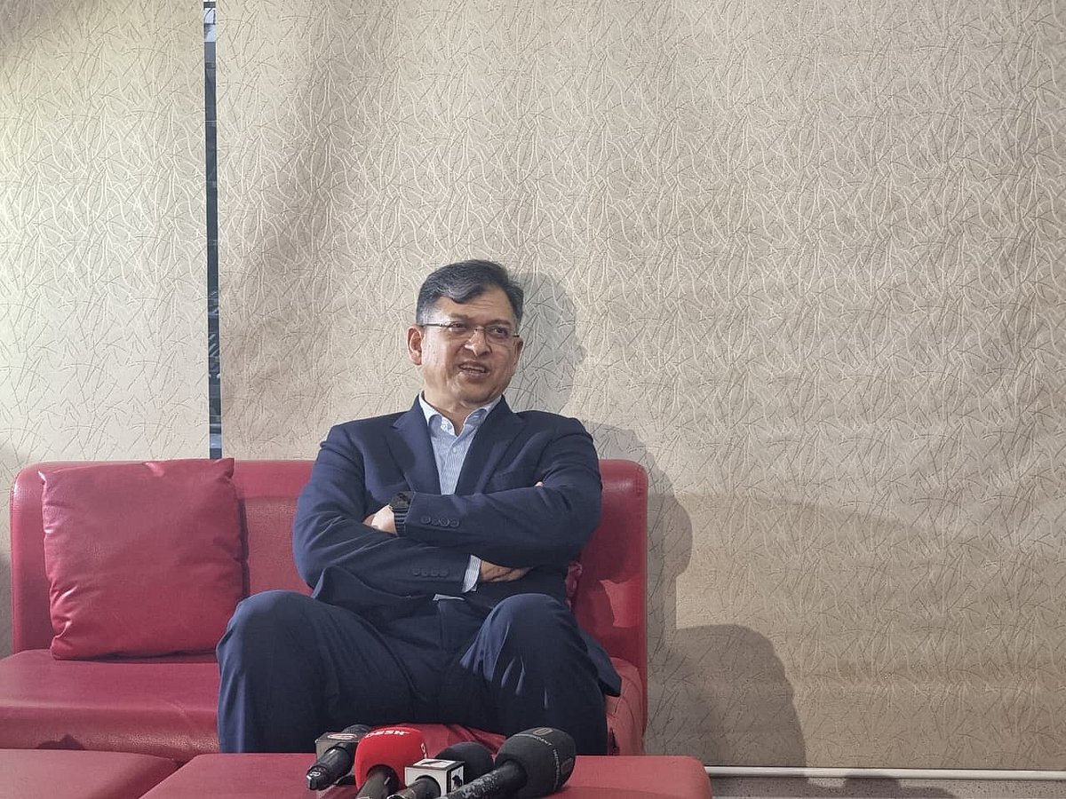 রাজধানীর গুলশানে নিজ বাসভবনে সাংবাদিকদের সঙ্গে আলাপকালে সালাহউদ্দিন আহমদ। ২৪ অক্টোবর