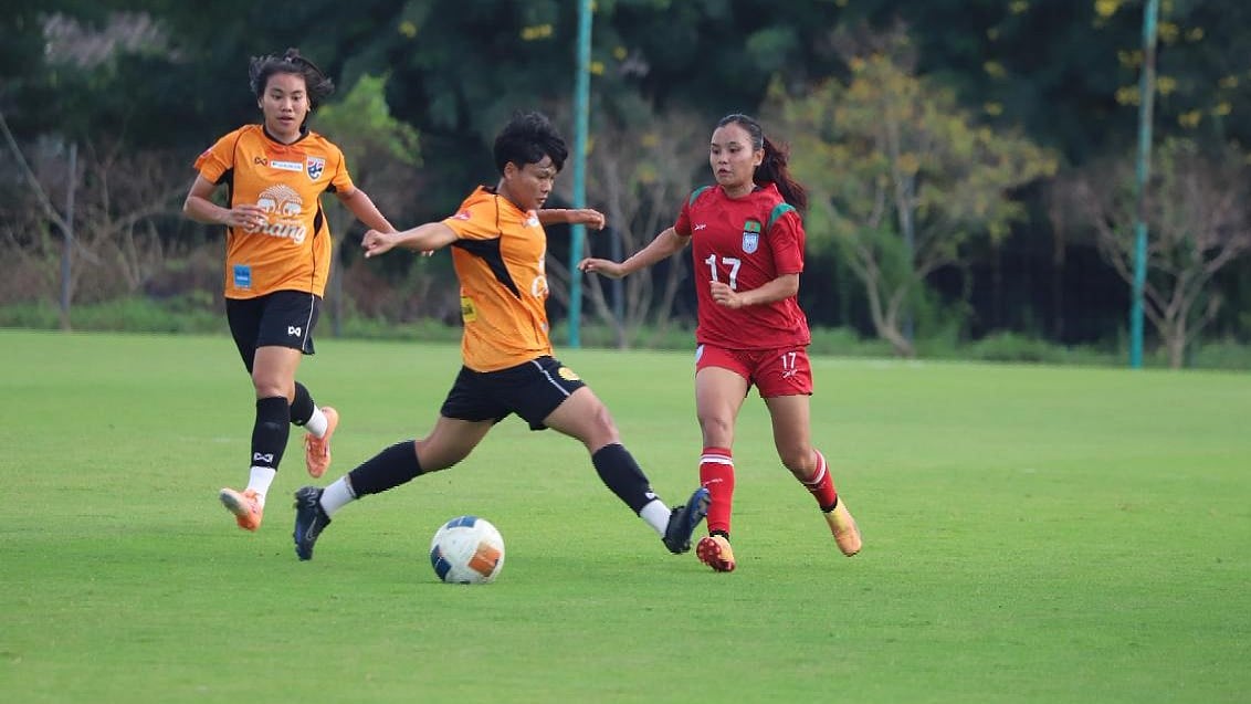 বাংলাদেশ–থাইল্যান্ড ম্যাচে প্রথমার্ধের একটি মুহূর্ত