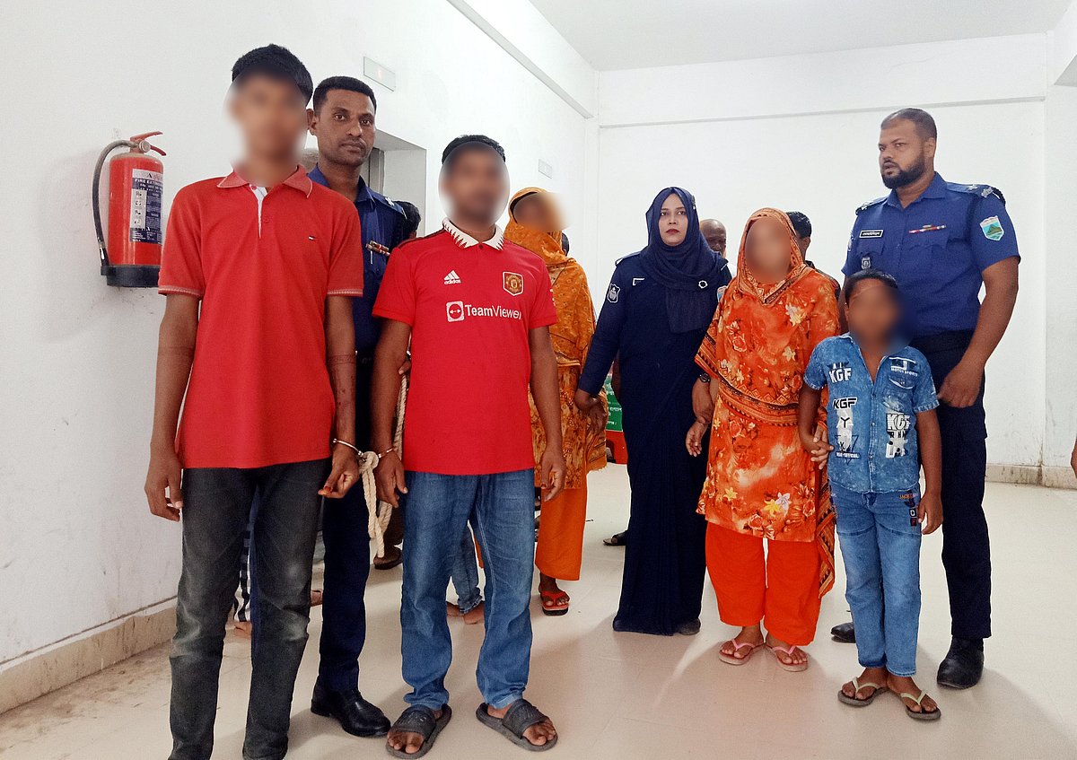 চাঁপাইনবাবগঞ্জে পুলিশের হাতে গ্রেপ্তার  হন বাংলাদেশে ঠেলে পাঠানো (পুশ ইন) ভারতীয় নাগরিকেরা