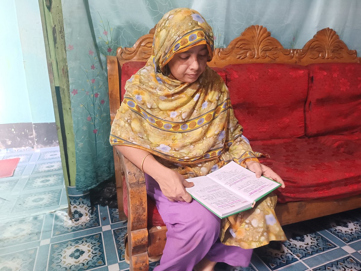 সুমাইয়া জান্নাতের (২০) ডায়েরি হাতে তাঁর মনজু আরা বেগম। সম্প্রতি চট্টগ্রামের লোহাগাড়া সদর ইউনিয়নের রশিদের পাড়া এলাকায়