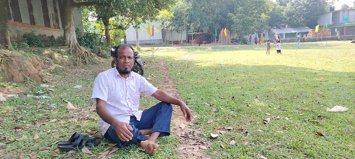 টাঙ্গাইলের সখিপুরে ফুটবল খেলা দেখতে এসেছেন আবুল হোসেন। আজ শুক্রবার সকালে উপজেলার কাকড়াজান ইউনিয়নের হামিদপুর ফুটবল মাঠে