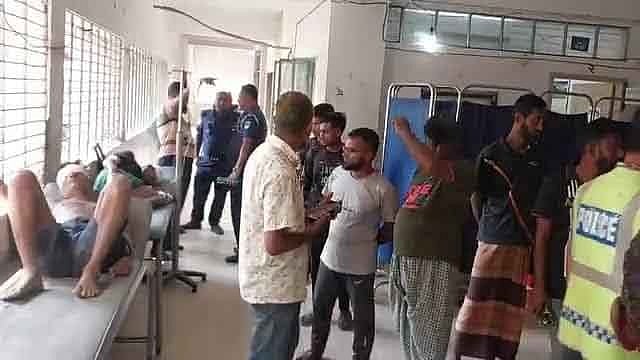বাগেরহাটে গরুচোর সন্দেহে পিটুনিতে আহত তিনজনের অবস্থা আশঙ্কাজনক। আজ শুক্রবার বেলা পৌনে ১১টার দিকে মোরেলগঞ্জ উপজেলা স্বাস্থ্য কমপ্লেক্সে