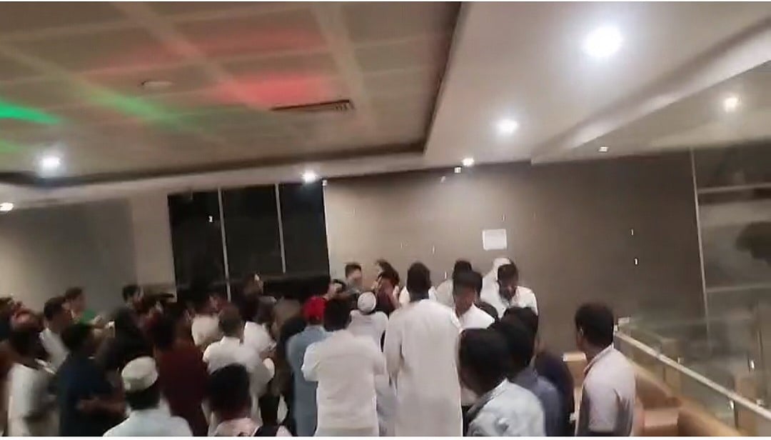 এনসিপির নেতা-কর্মীদের দুই পক্ষের মধ্যে হাতাহাতির ঘটনা ঘটেছে