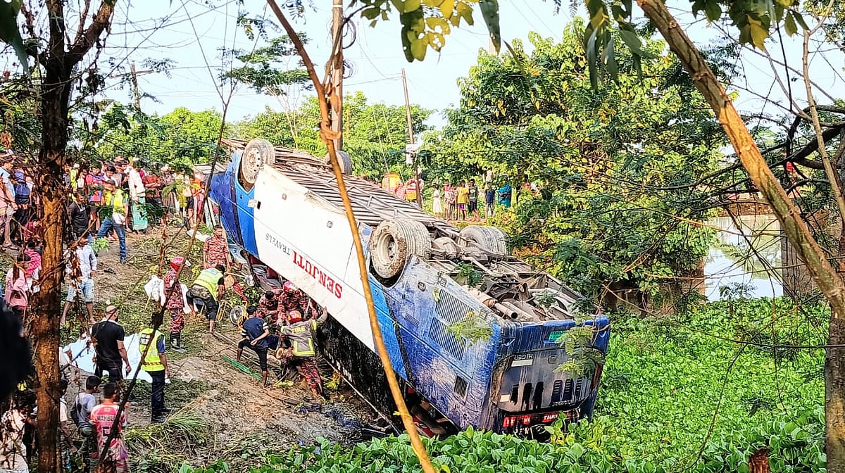 বাস নিয়ন্ত্রণ হারিয়ে সড়কের পাশে খাদে পড়ে গেছে। আজ শুক্রবার সকালে সুনামগঞ্জ-সিলেট সড়কের শান্তিগঞ্জ উপজেলার পাগলা বাজারসংলগ্ন ইনাতনগর এলাকায়