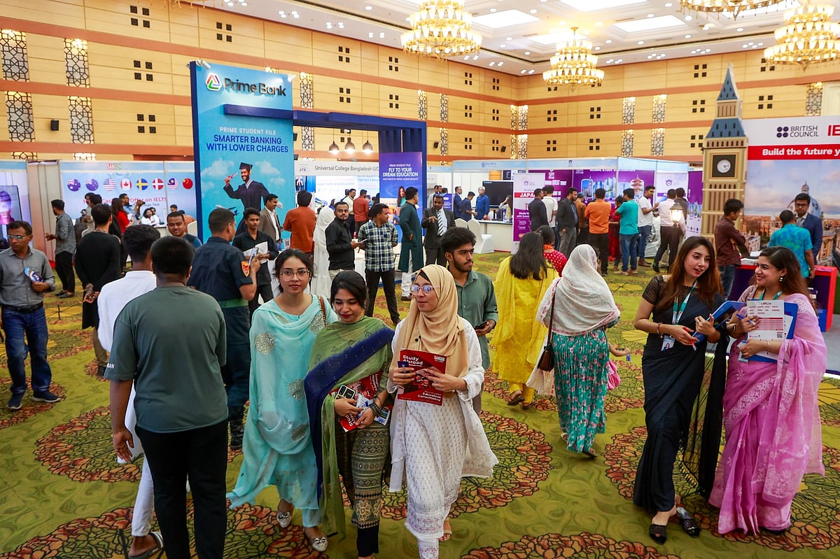 প্রথম আলো আয়োজিত ‘স্টাডি অ্যাব্রোড ফেয়ার ২০২৫’–এ এসেছিলেন উচ্চশিক্ষার জন্য বিদেশে যেতে আগ্রহী শিক্ষার্থী, তাঁদের অভিভাবক ও তরুণ পেশাজীবারা। ঢাকা, ২৪ অক্টোবর