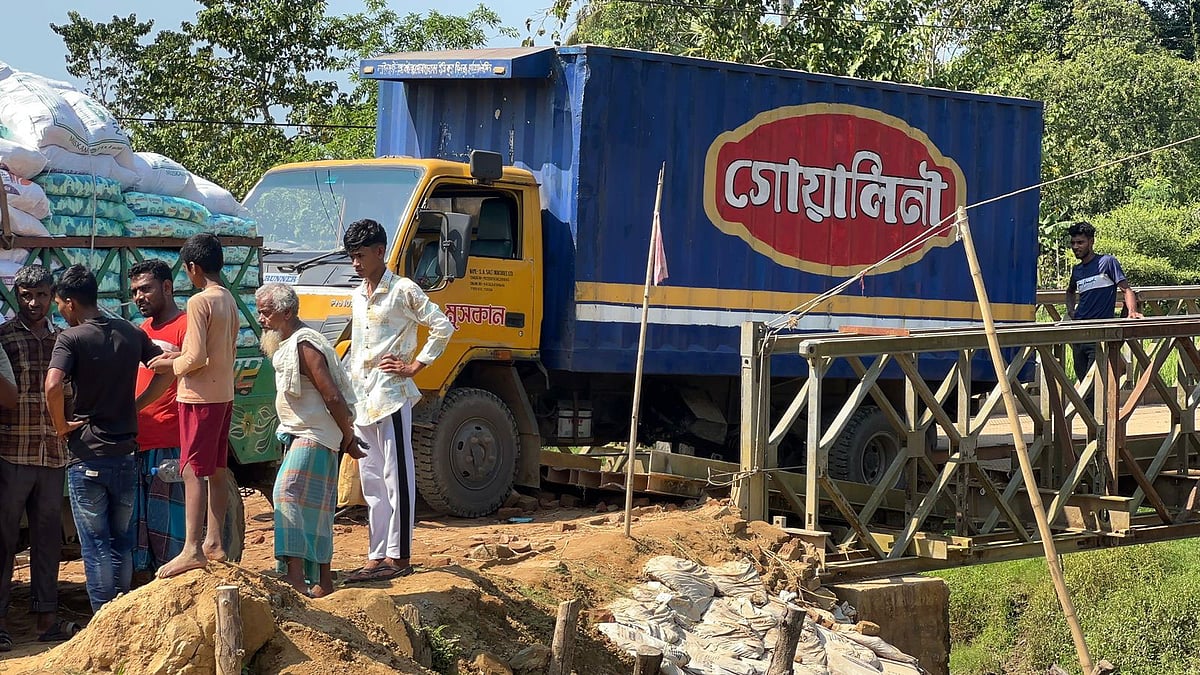 পাটাতন দেবে সেতুতেই আটকে রয়েছে কাভার্ড ভ্যান। আজ দুপুরে খাগড়াছড়ির দিঘীনালার বেতছড়ি এলাকায়