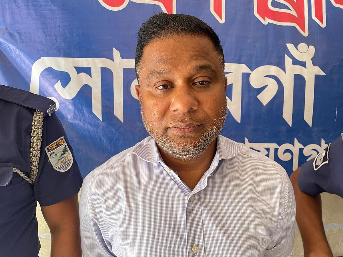 পুলিশের হাতে গ্রেপ্তার হামেশা ফুড লিমিটেডের ব্যবস্থাপনা পরিচালক আসাদুল ইসলাম। আজ শুক্রবার দুপুরে সোনারগাঁ থানা প্রাঙ্গণে