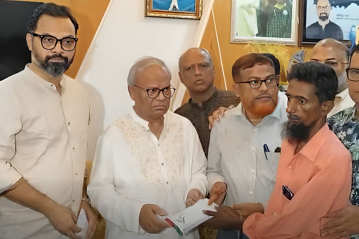 তারেক রহমানের পক্ষ থেকে আর্থিক সহায়তা দেন বিএনপির জ্যেষ্ঠ যুগ্ম মহাসচিব রুহুল কবির রিজভী