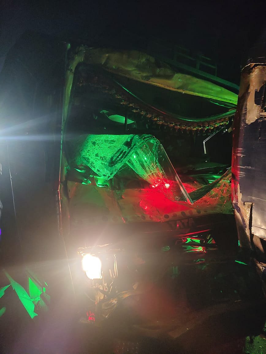 এক্সপ্রেসওয়েতে সড়ক দুর্ঘটনায় দুজন নিহত হয়েছেন। গতকাল বৃহস্পতিবার রাতে