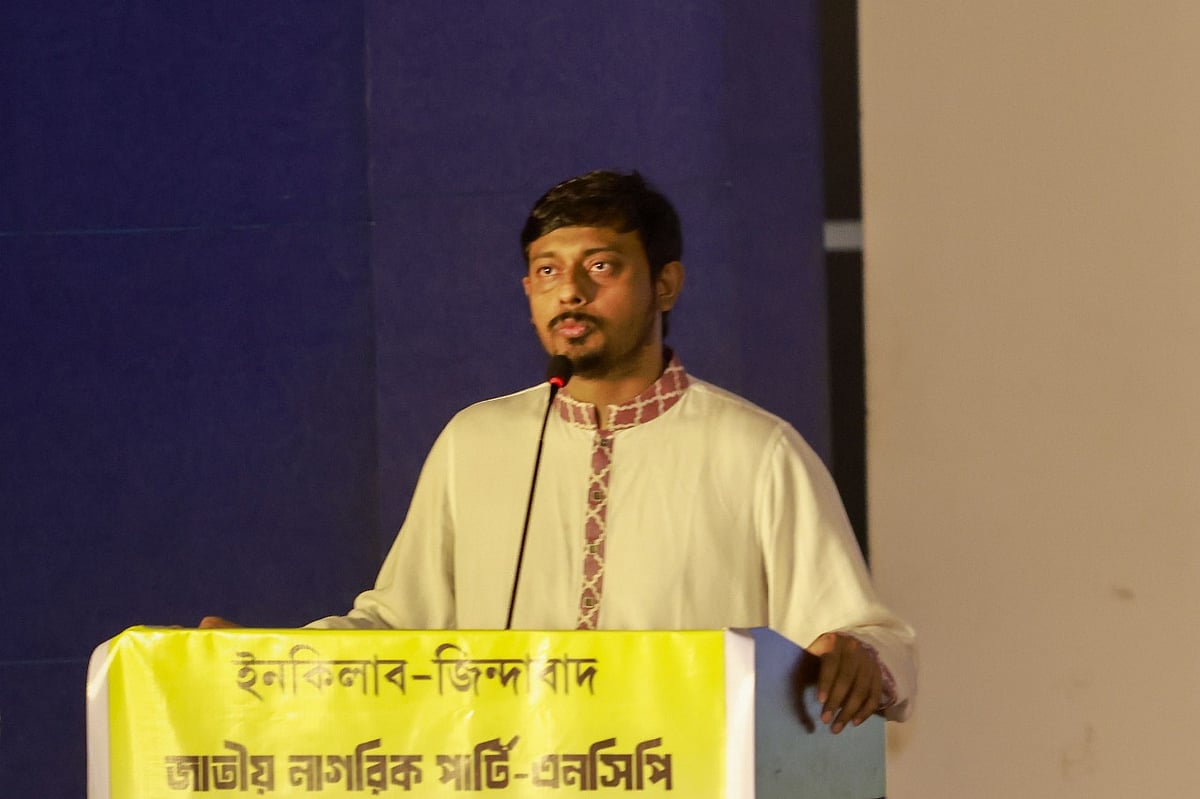 রাজধানীর শাহবাগে শহীদ আবু সাঈদ ইন্টারন্যাশনাল কনভেনশন সেন্টারে এনসিপির এক সভায় বক্তব্য দেন নাসীরুদ্দীন পাটওয়ারী। ২৪ অক্টোবর