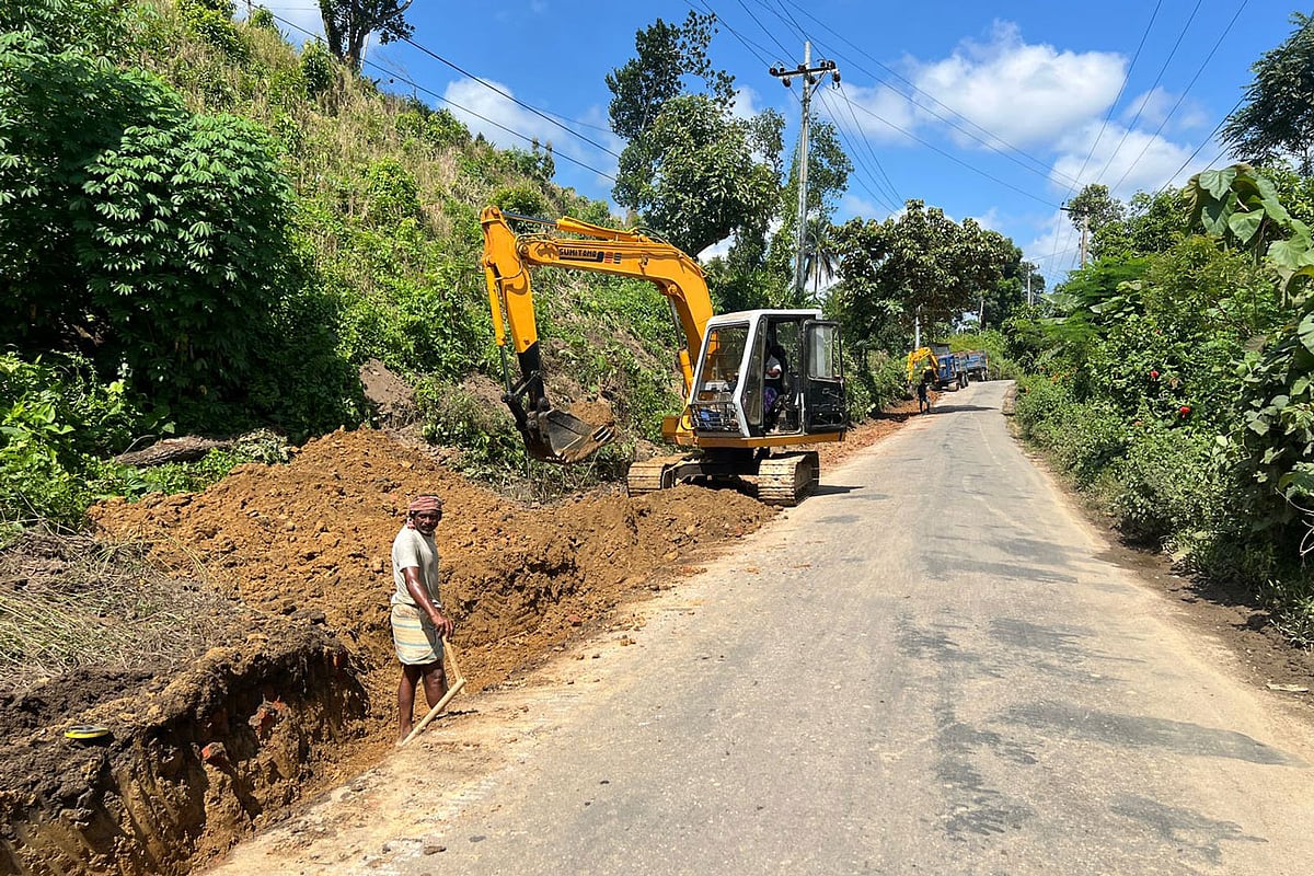 খাগড়াছড়ি-দীঘিনালা সড়ক সম্প্রসারণ ও বাঁক সরলীকরণের কাজ চলছে। সম্প্রতি তোলা