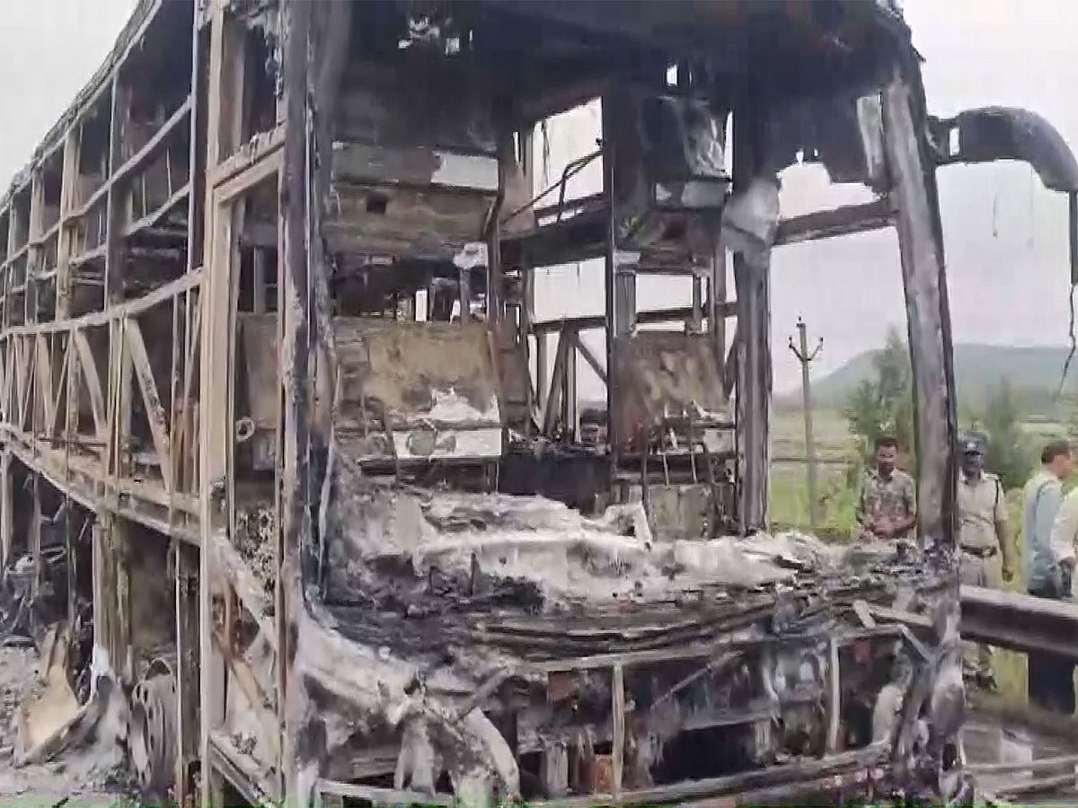 মোটরসাইকেলের সঙ্গে সংঘর্ষের পর ভলভো বাসটিতে আগুন ধরে যায়