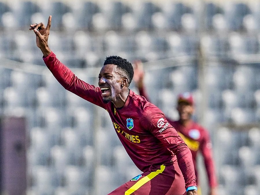 Bir ayolni sikish, ikkinchisi esa topni yalashi aks etgan video Erkak mast holda dugonasining ayolini sikdi.