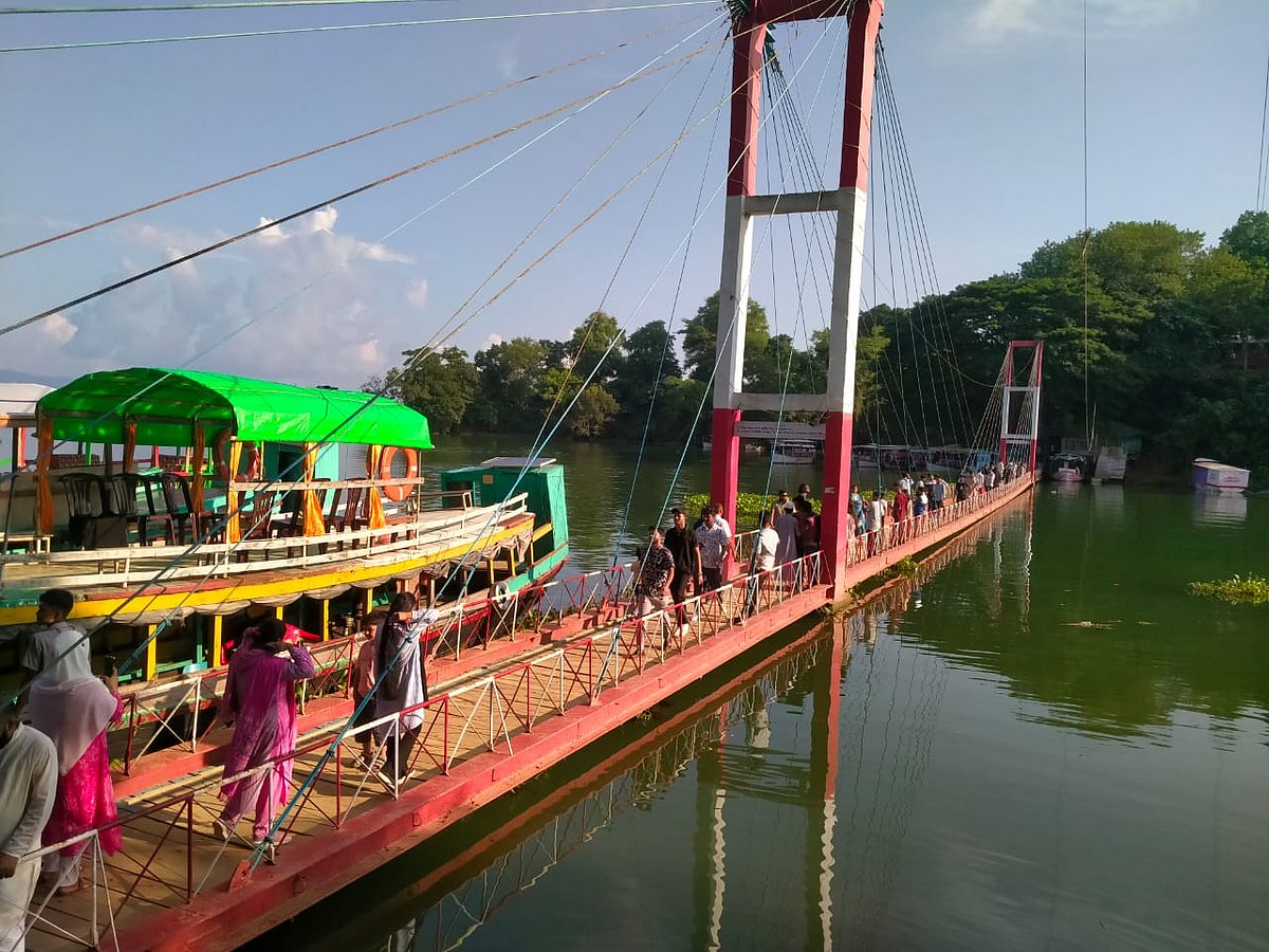 উন্মুক্ত হওয়ার প্রথম দিনেই রাঙামাটির ঝুলন্ত সেতুতে ভিড় করছেন পর্যটকেরা। আজ বেলা তিনটার দিকে