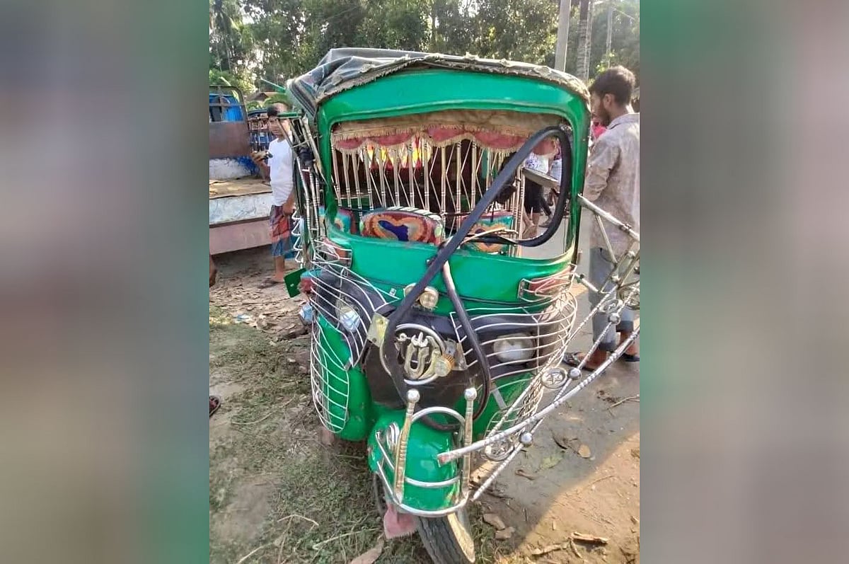 দুর্ঘটনায় দুমড়েমুচড়ে যাওয়া সিএনজিচালিত অটোরিকশা। শুক্রবার দুপুরে