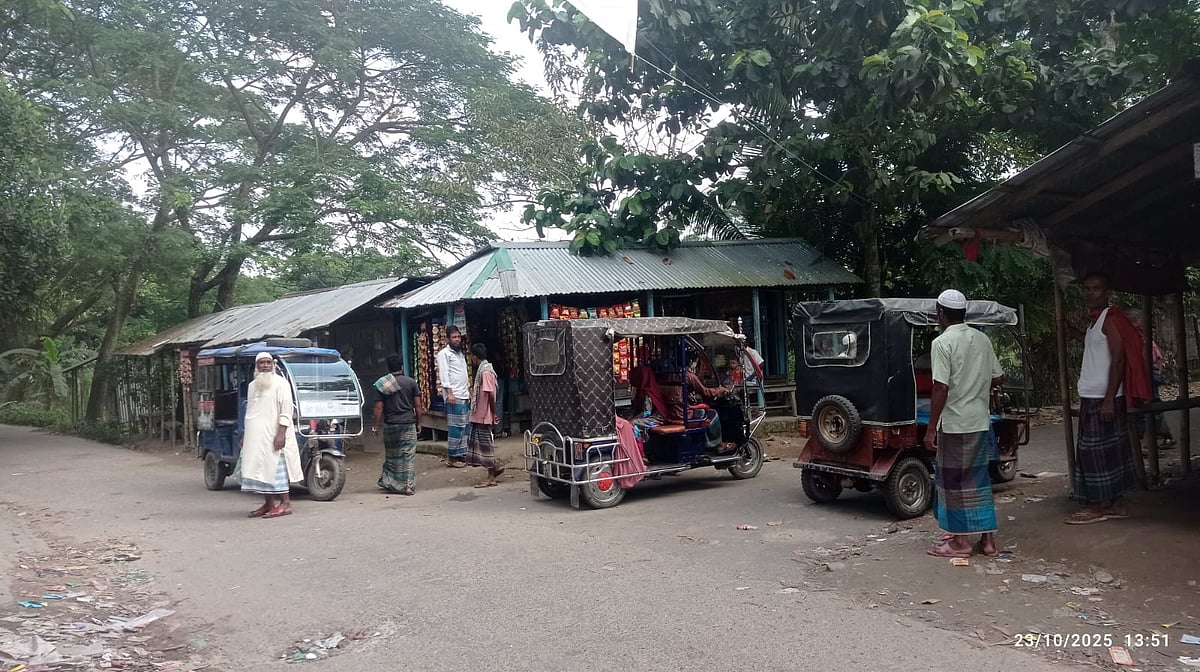 ‘এয়ারপোর্ট’ মোড়ে আছে কয়েকটি দোকান। সেখানে স্থানীয় লোকজন বসে সময় কাটান। সম্প্রতি তোলা