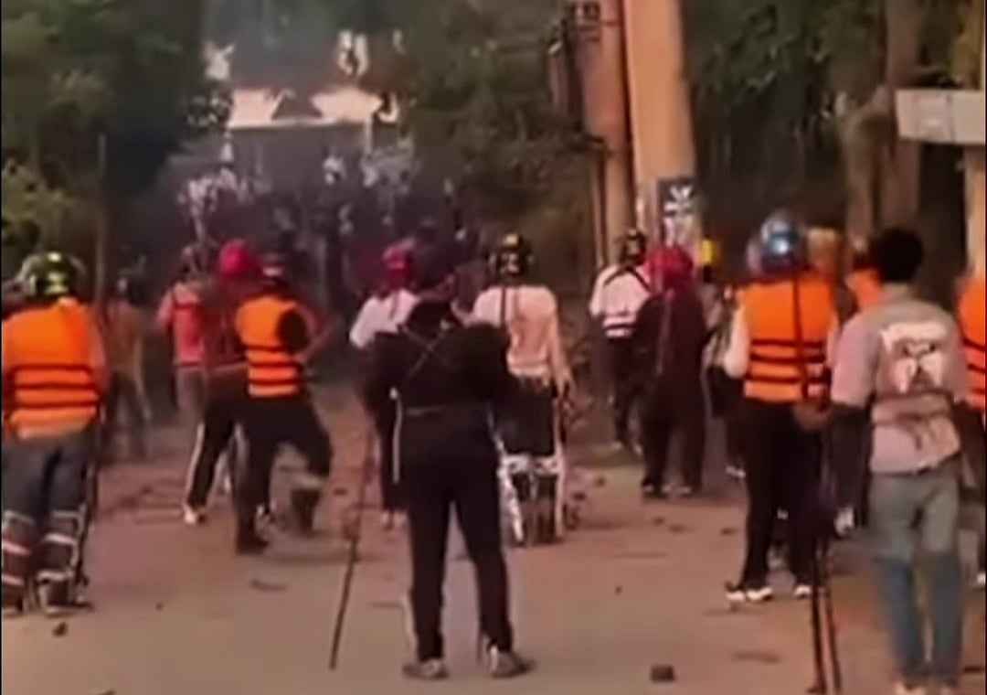 ব্রাহ্মণবাড়িয়ায় আধিপত্য বিস্তারসহ মায়ের লাশ দেখতে না দেওয়ার জেরে দুই পক্ষের সংঘর্ষ। শনিবার সকালে সদর উপজেলার বিরামপুর গ্রামে