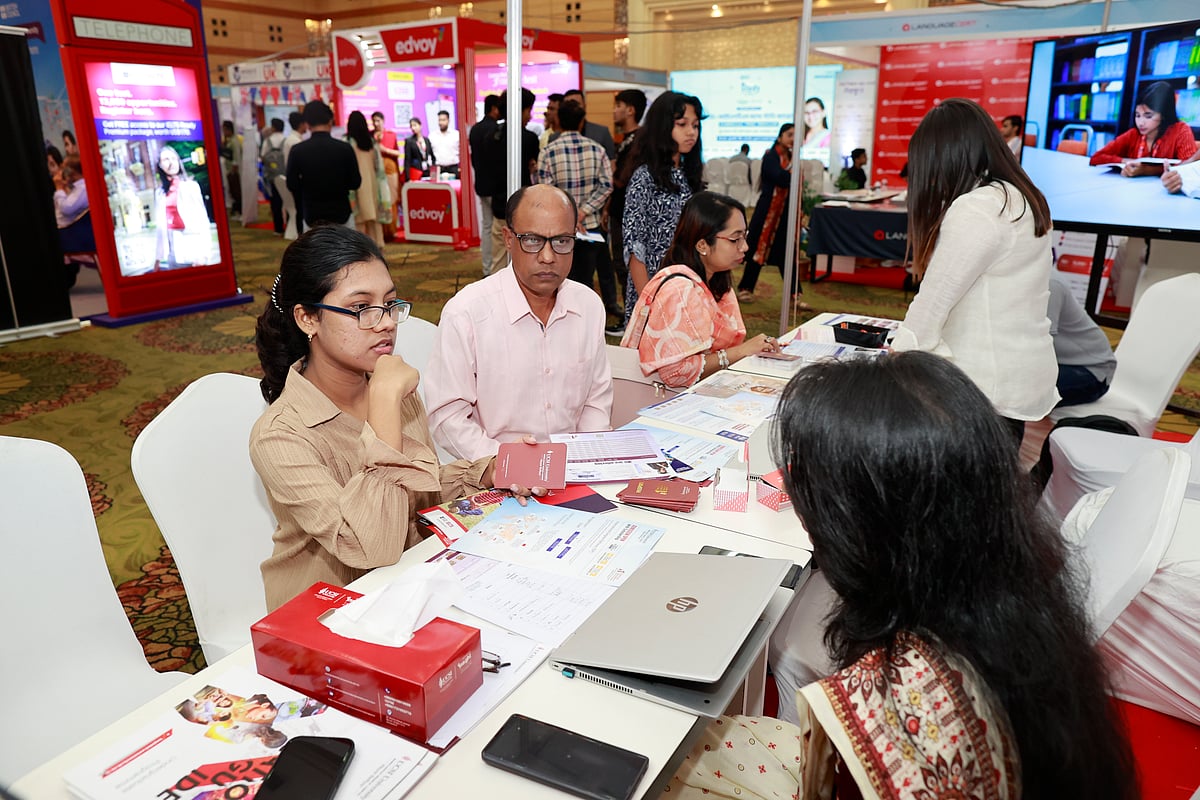 বিদেশে উচ্চশিক্ষার বিষয়ে কথা বলছেন মেলায় আসা এক শিক্ষার্থী। রাজধানীর বাংলাদেশ-চীন মৈত্রী সম্মেলন কেন্দ্র; ২৫ অক্টোবর ২০২৫
