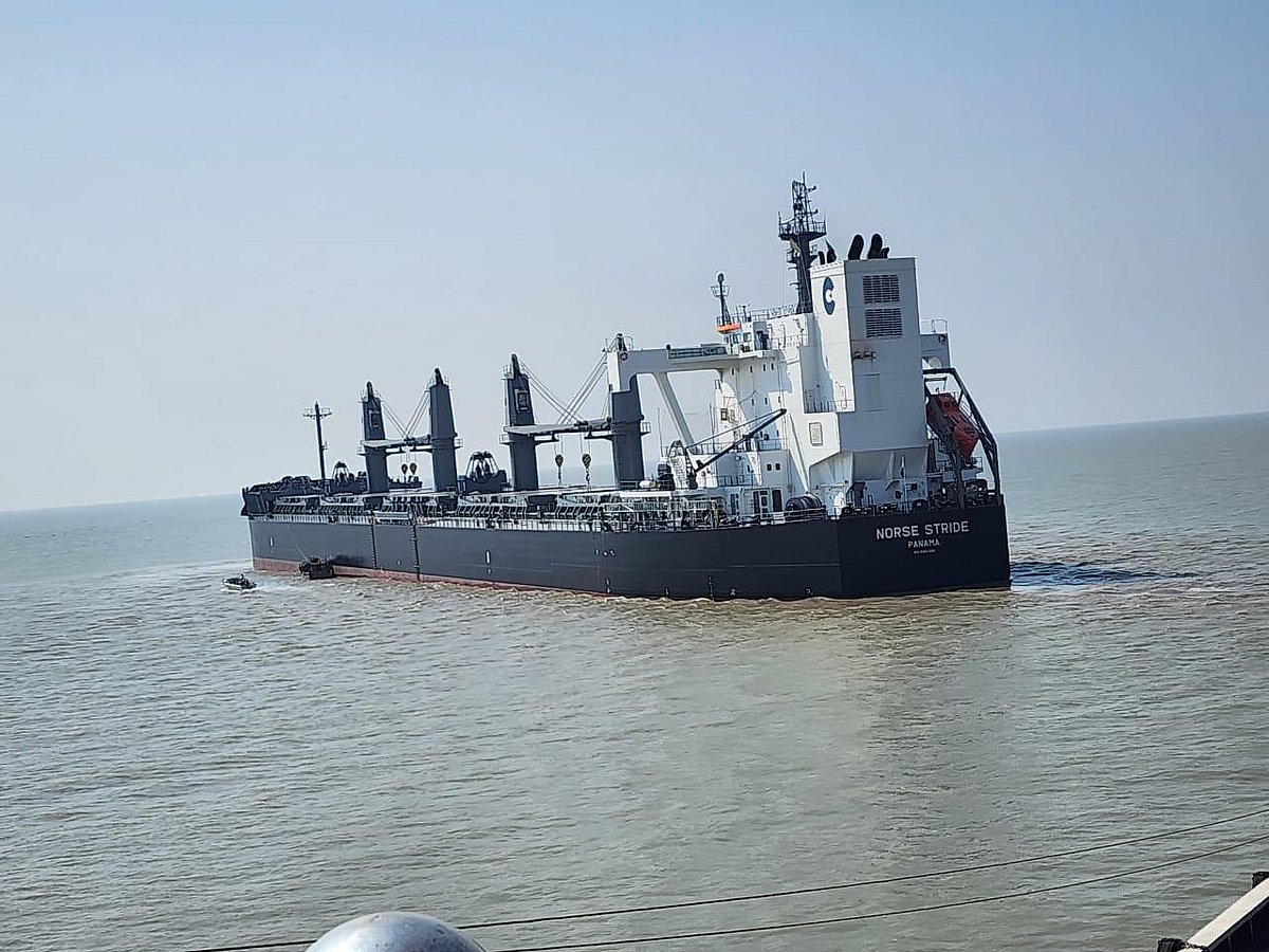 যুক্তরাষ্ট্র থেকে আমদানি করা গম ‘এমভি নোর্স স্ট্রাইড’ জাহাজে বাংলাদেশের জলসীমায় পৌঁছেছে। চট্টগ্রাম, ২৫ অক্টোবর