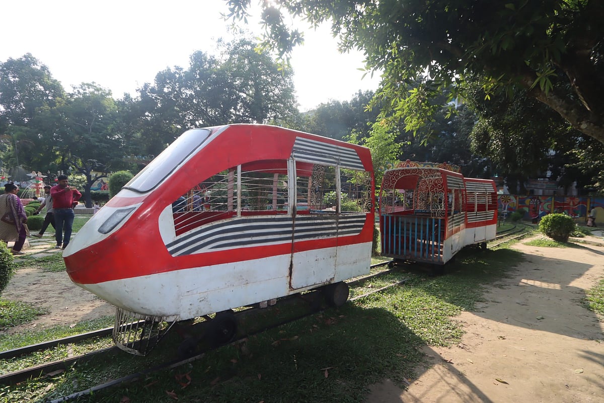 রংপুর চিড়িয়াখানার ট্রেনে চাপা পড়ে এক শিশুর মৃত্যু হয়েছে। আজ শনিবার বিকেলে রংপুর নগরের হনুমানতলা এলাকায়