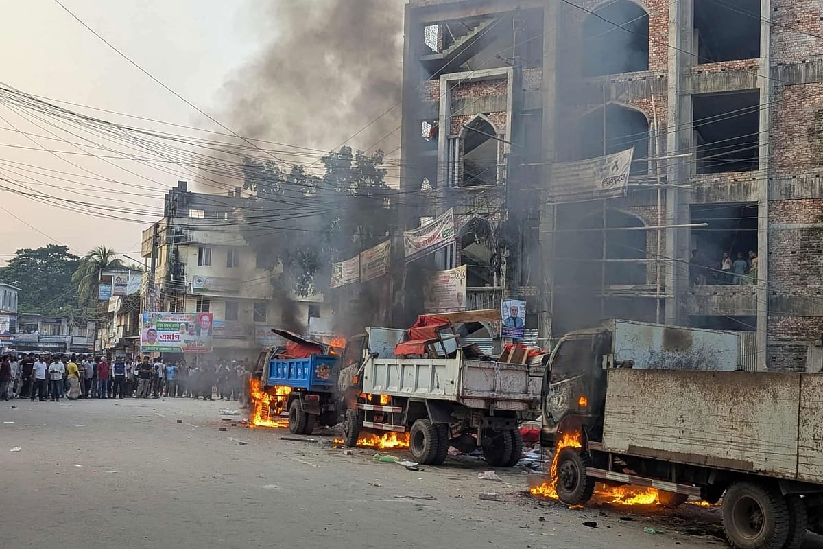 অবৈধ স্থাপনা উচ্ছেদ অভিযানে ক্ষুব্ধ ব্যবসায়ী ও অটোরিকশাচালকেরা পৌরসভার তিনটি ট্রাকে আগুন ধরিয়ে দেন। আজ শনিবার বিকেলে ভোলা পৌরসভার নতুনবাজার চত্বরে